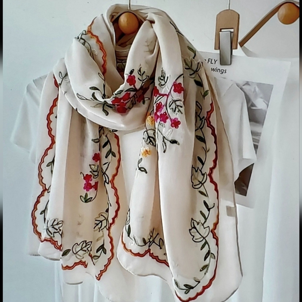 🐎NEW! Vintage Floral Embroidered Scarf